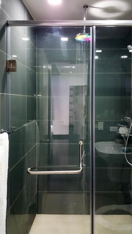 Modern Luxury Lower Penthouse Unit Manila Esterno foto